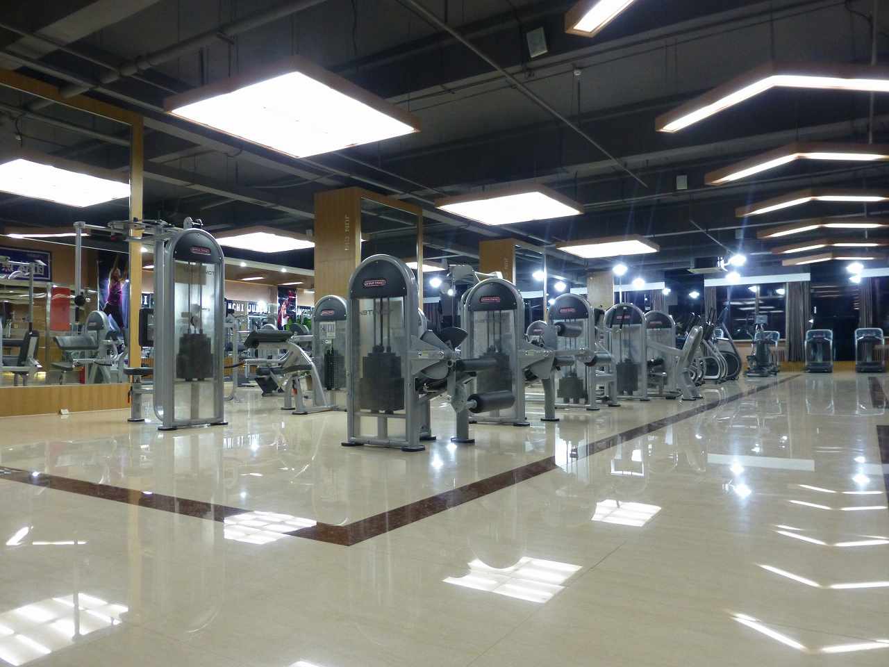 在上海投资大型健身房多少钱